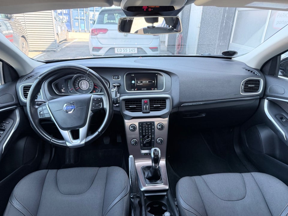 Volvo V40 CC 1,6 D2 115 Momentum 5d