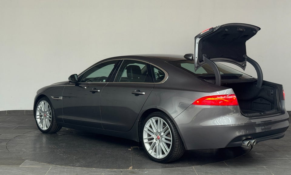 Jaguar XF 2,0 D180 Prestige aut. 4d