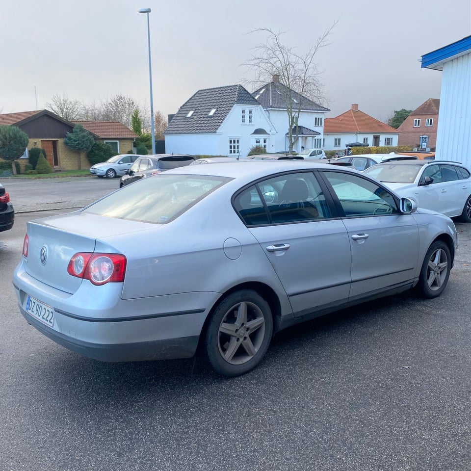 VW Passat 1,6 Trendline 4d