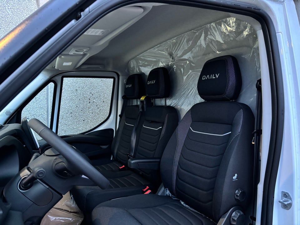 Iveco Daily 3,0 35S18 4100mm Box m/lift AG8