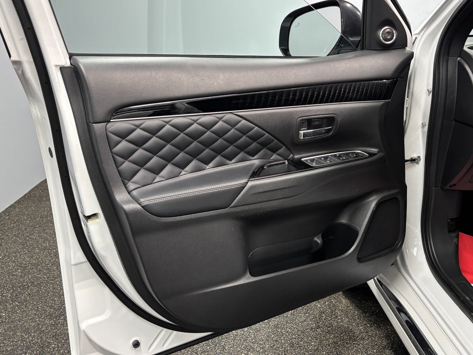 Mitsubishi Outlander 2,4 PHEV Instyle CVT 4WD 5d