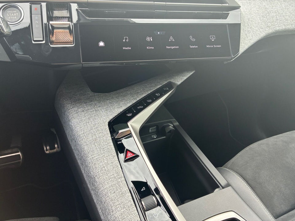Peugeot e-3008 77 GT 5d