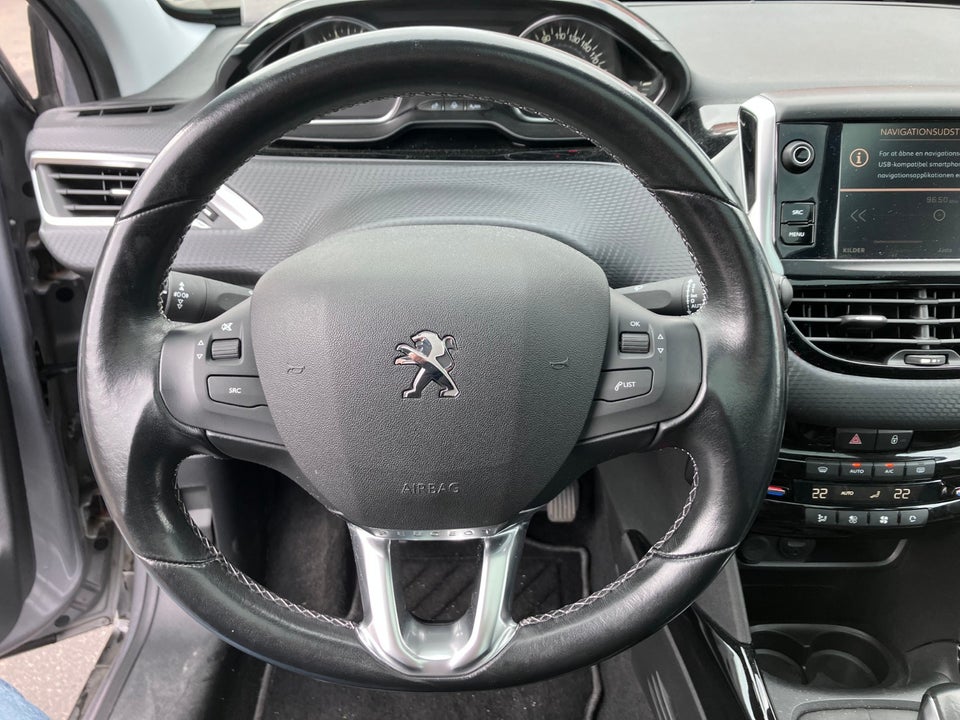 Peugeot 2008 1,2 e-THP 110 Selection Sky 5d