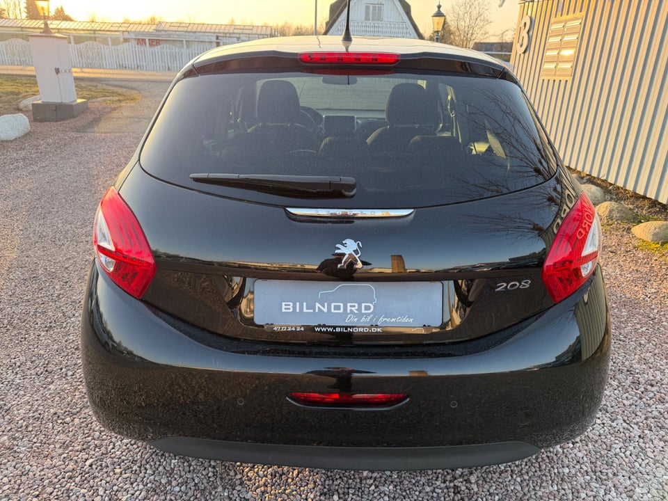 Peugeot 208 1,2 VTi Allure Sky 5d