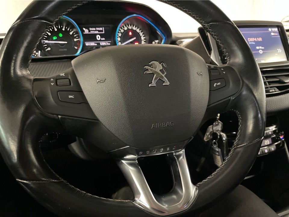 Peugeot 2008 1,2 e-THP 110 Selection Sky 5d