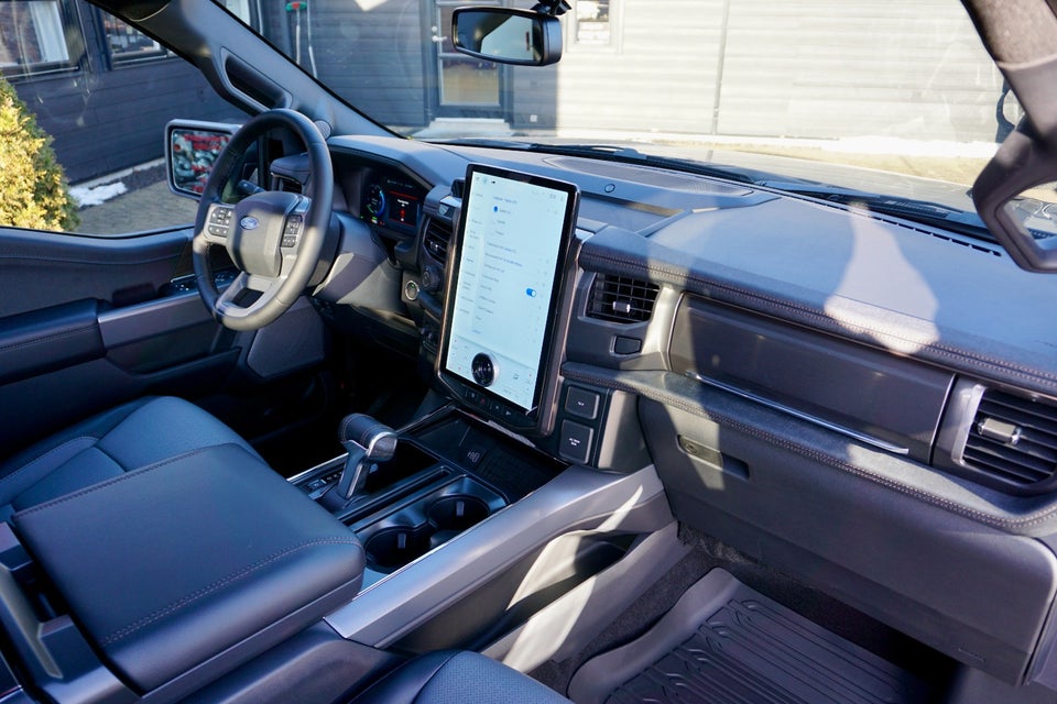 Ford F-150 131 Lightning Lariat Extended Range 4d