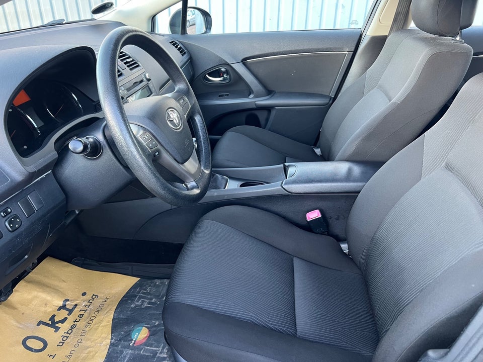 Toyota Avensis 1,6 VVT-i T1 stc. 5d