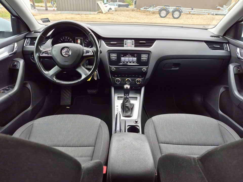 Skoda Octavia 1,6 TDi 105 Elegance Combi DSG 5d