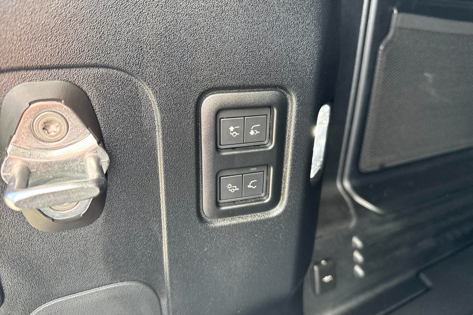 Land Rover Defender 110 3,0 D250 Hard Top X-Dynamic SE aut. Van 5d