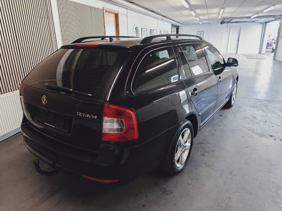 Skoda Octavia 1,6 TDi 105 Elegance Combi 5d