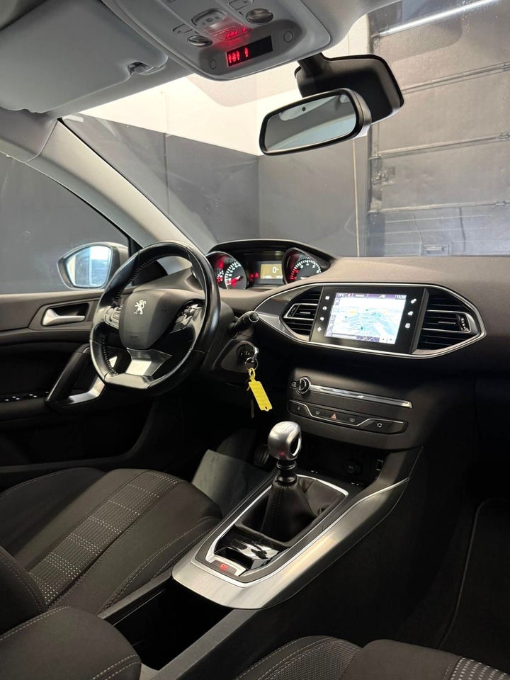 Peugeot 308 1,2 e-THP 130 Allure+ SW 5d