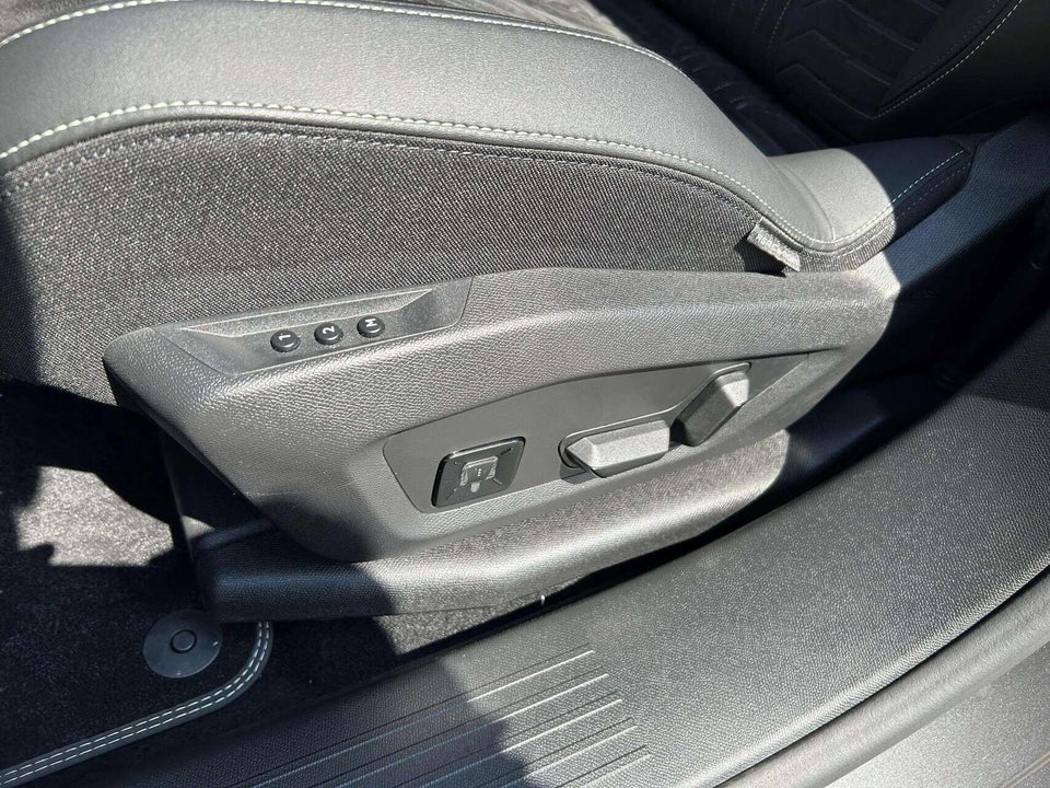 Peugeot e-3008 77 GT 5d