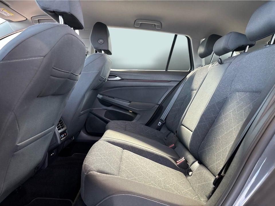 VW Golf VIII 1,5 TSi 130 Life Variant 5d