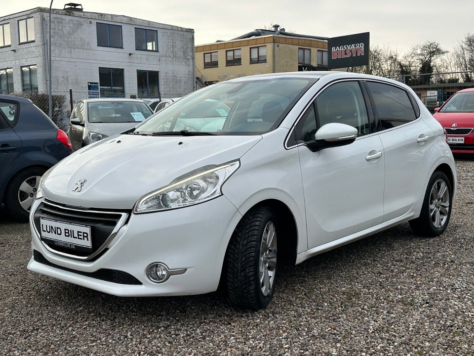 Peugeot 208 1,2 VTi Allure Sky 5d