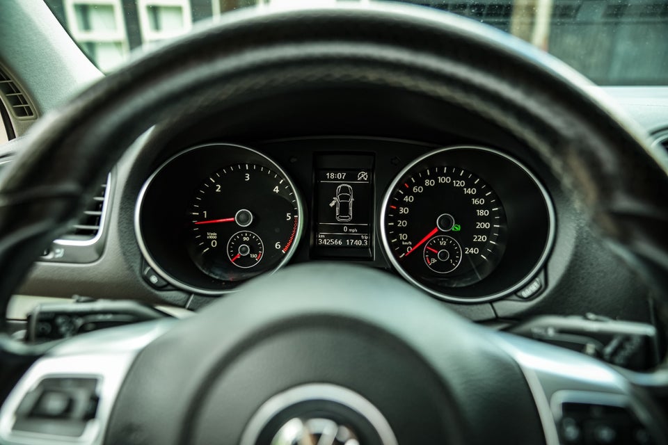 VW Golf VI 1,6 TDi 105 Highline DSG BMT 5d
