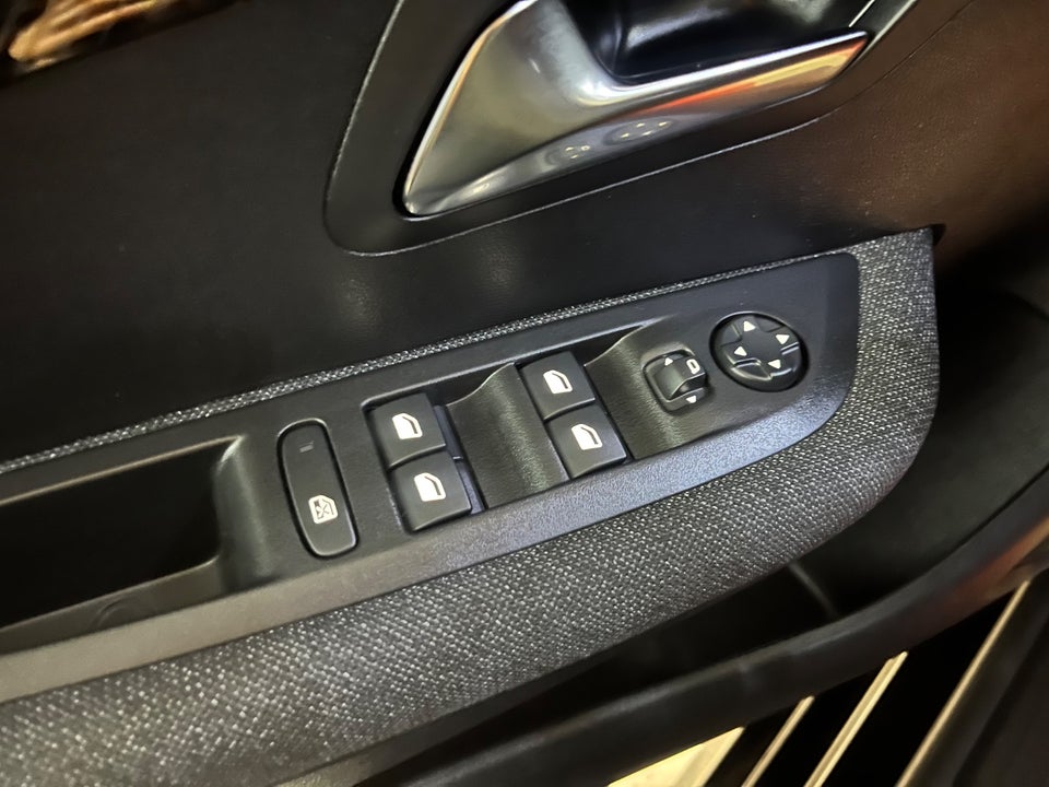 Peugeot e-208 50 Style 5d