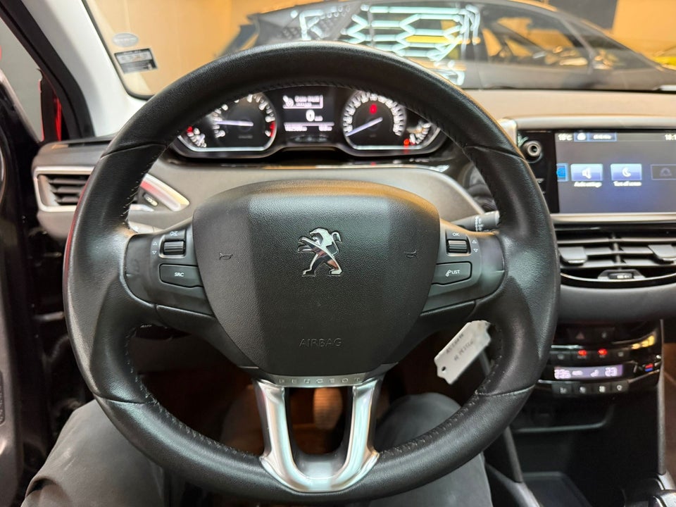 Peugeot 208 1,2 VTi Allure Sky 5d