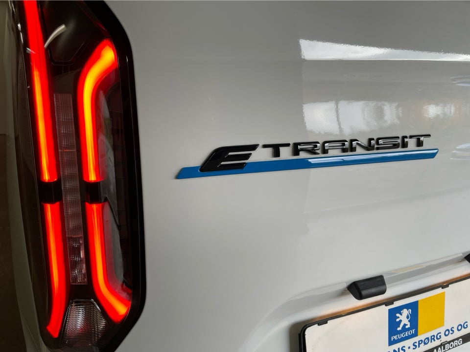 Ford E-Transit Custom 320L 64 Trend