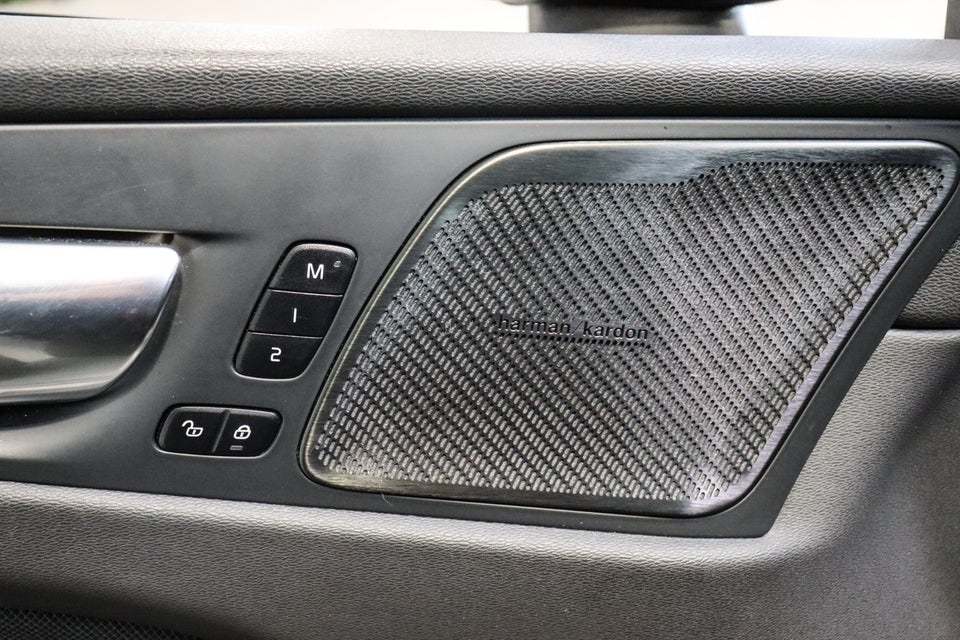 Volvo XC60 2,0 B4 197 R-Design aut. AWD 5d