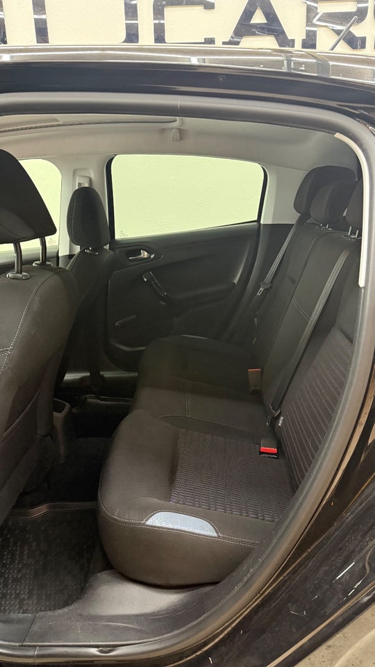 Peugeot 208 1,2 VTi Allure Sky 5d