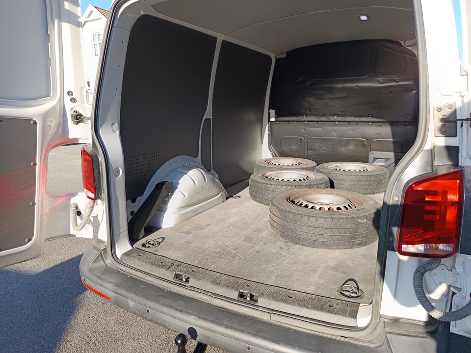 VW Transporter 2,0 TDi 110 Kassevogn kort