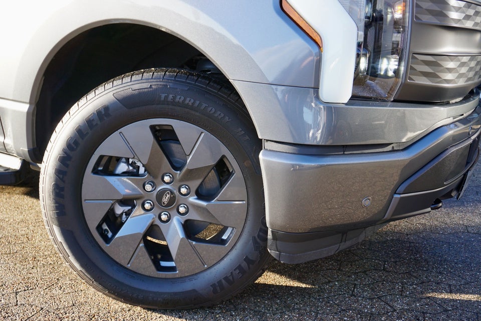 Ford F-150 131 Lightning Lariat Extended Range 4d