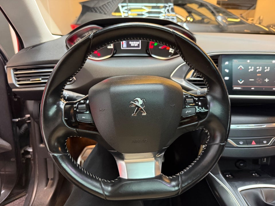 Peugeot 308 1,5 BlueHDi 130 Selection Sky 5d