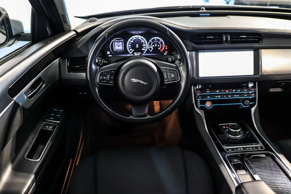 Jaguar XF 2,0 D180 Pure aut. 4d