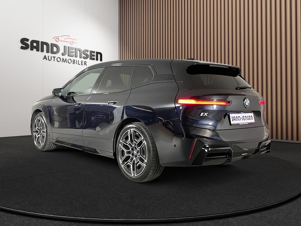 BMW iX xDrive60 Fully Charged 5d