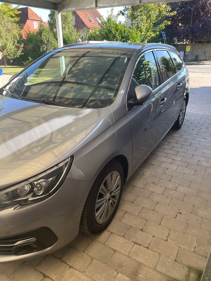 Peugeot 308 1,2 e-THP 130 Allure+ SW 5d