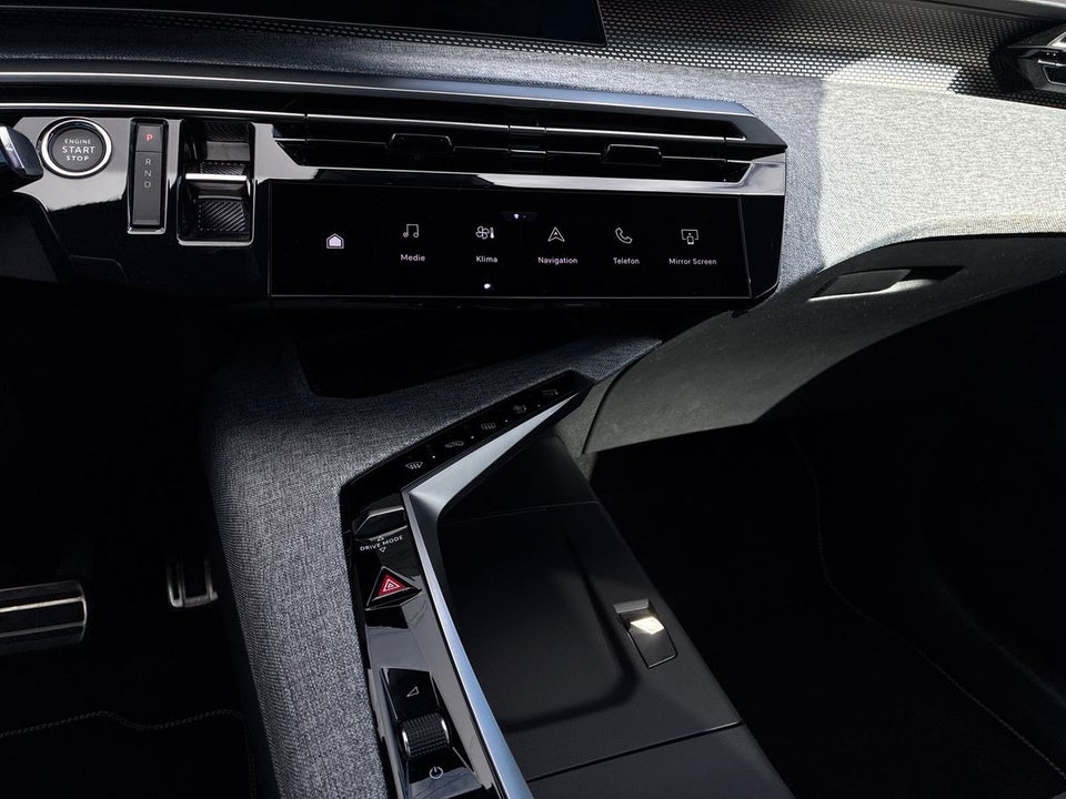 Peugeot e-3008 77 GT Pack 5d
