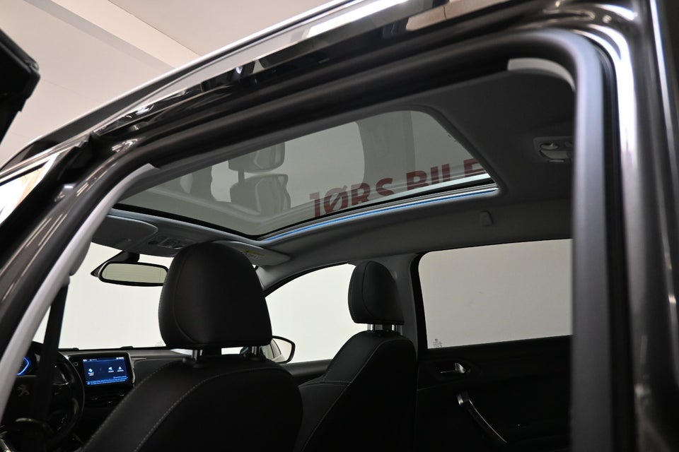 Peugeot 2008 1,2 e-THP 110 Selection Sky 5d