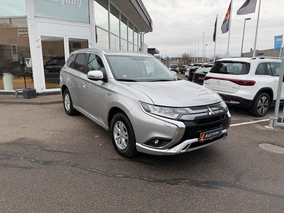 Mitsubishi Outlander 2,4 PHEV Invite CVT 4WD 5d