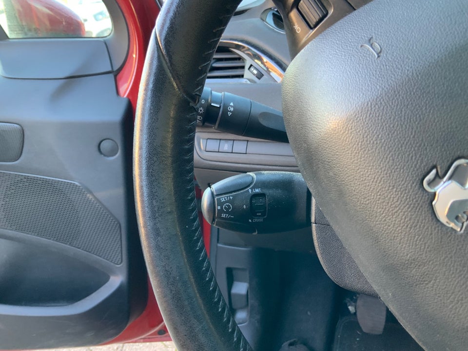 Peugeot 208 1,2 VTi 82 Allure Sky 5d