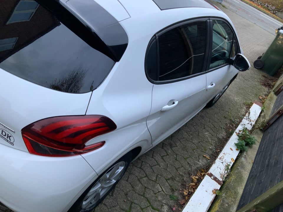 Peugeot 208 1,2 VTi 82 Allure Sky 5d