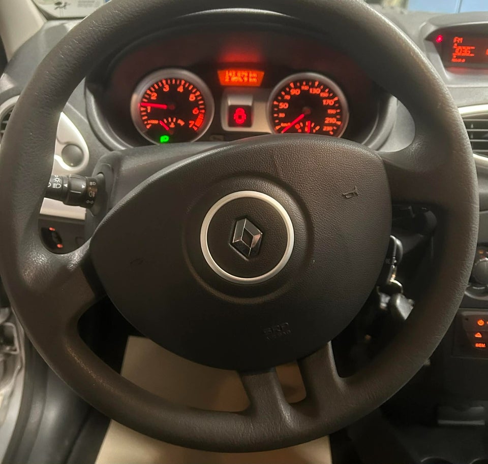 Renault Clio III 1,2 16V Expression 5d