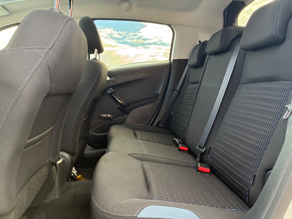 Peugeot 208 1,2 VTi Allure Sky 5d