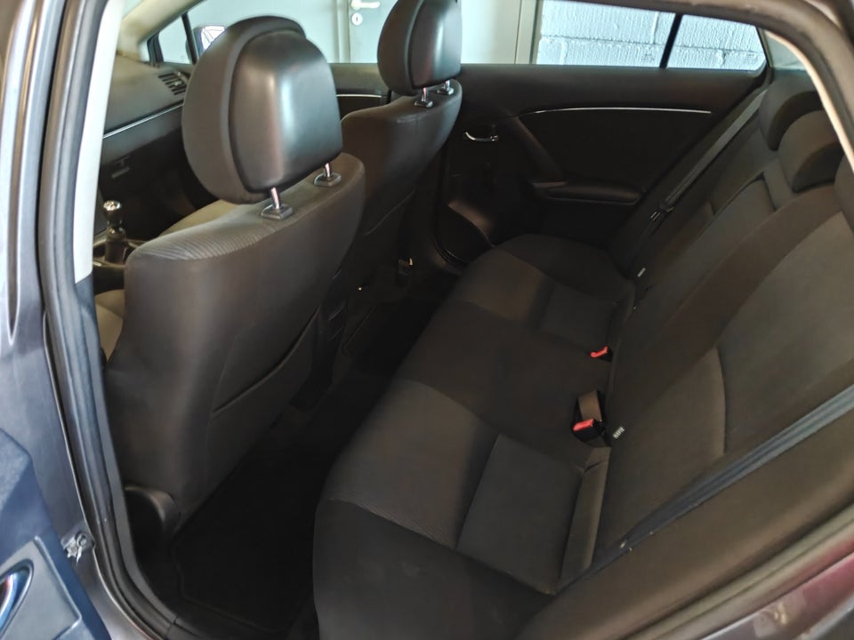 Toyota Avensis 1,6 VVT-i T1 stc. 5d