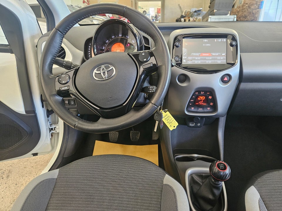Toyota Aygo 1,0 VVT-i x-play Sky 5d