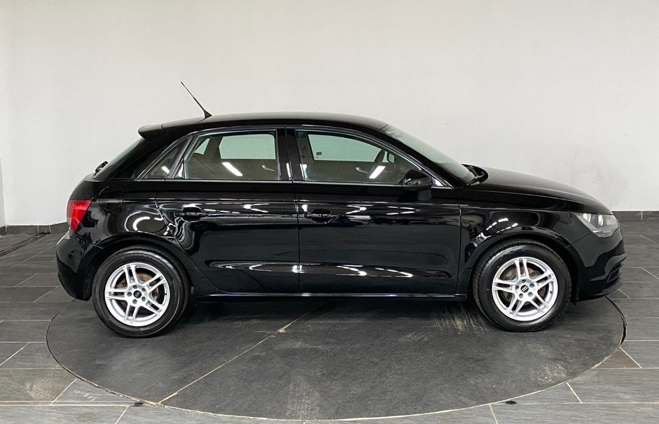 Audi A1 1,6 TDi 90 Attraction Sportback 5d