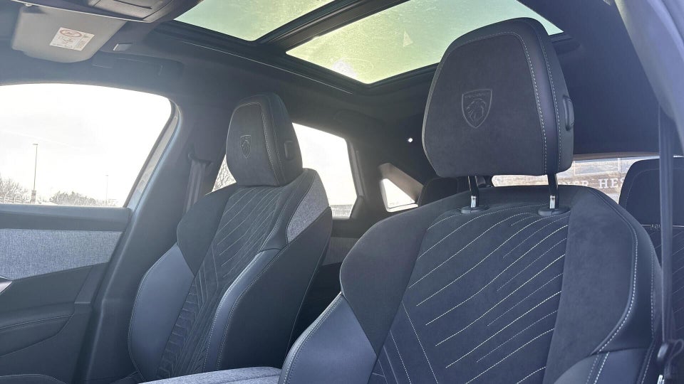 Peugeot e-3008 77 GT 5d