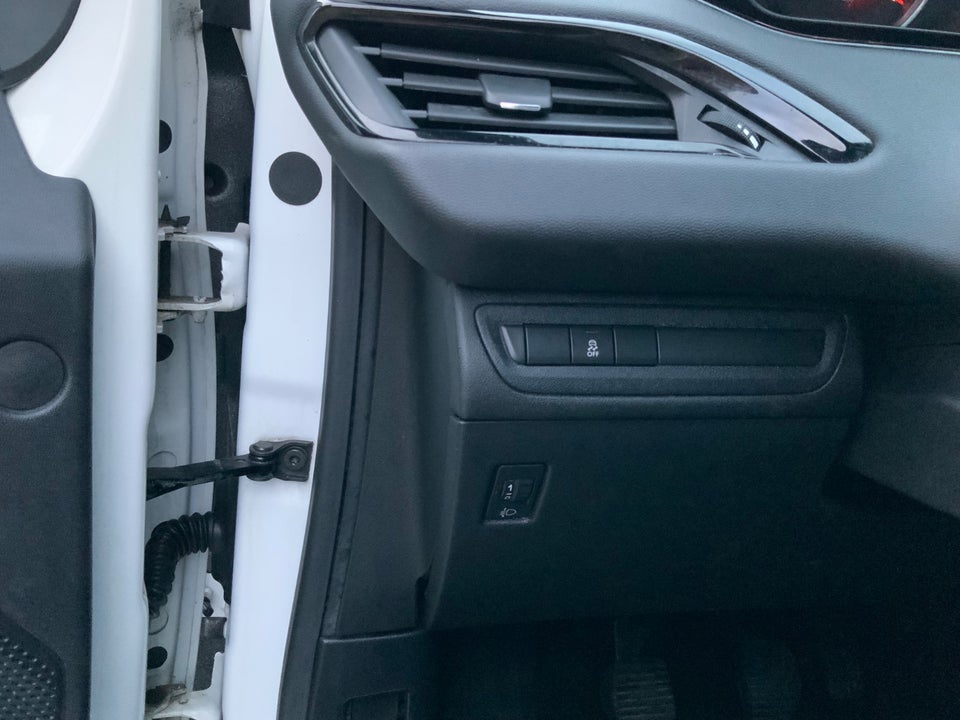 Peugeot 208 1,2 VTi 82 Allure Sky 5d