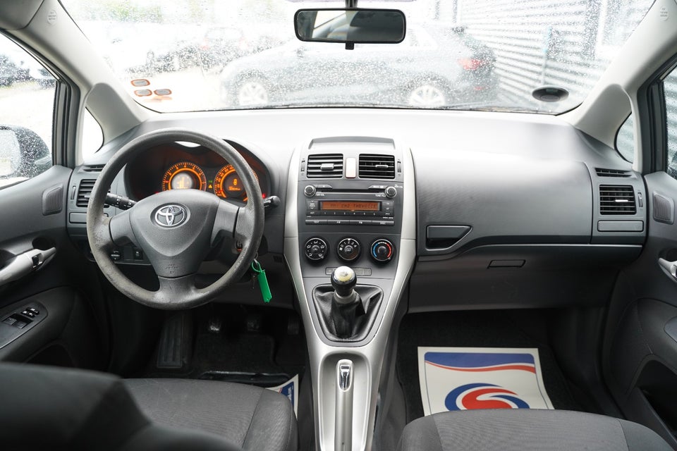 Toyota Auris 1,6 Terra 5d