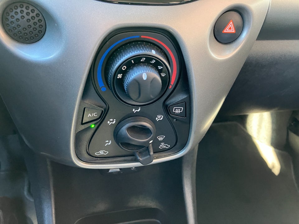 Toyota Aygo 1,0 VVT-i x-play x-touch 5d