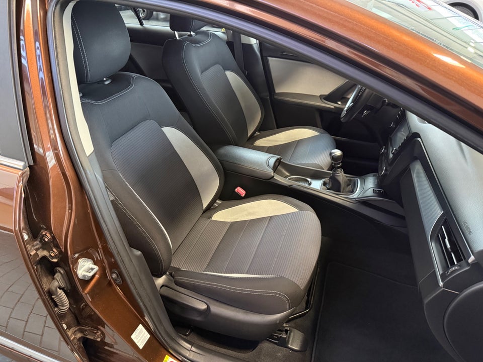 Toyota Avensis 1,8 VVT-i T2 Premium Touring Sports 5d