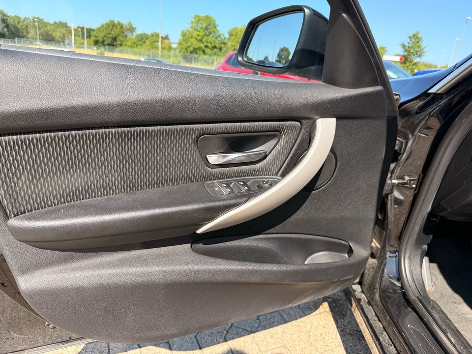BMW 320i 2,0 Touring aut. 5d