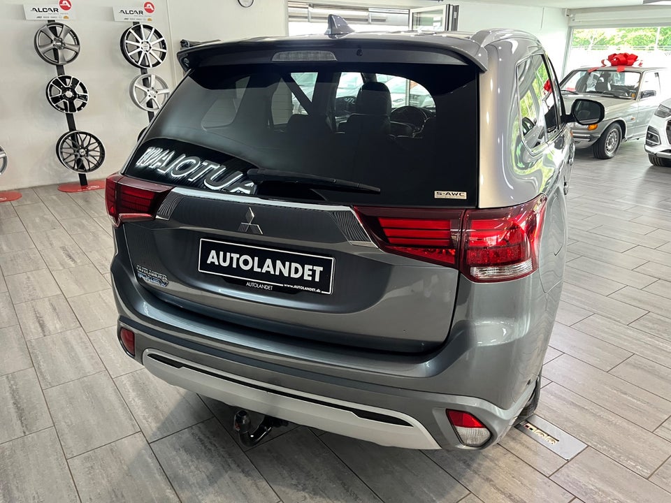 Mitsubishi Outlander 2,4 PHEV Invite CVT 4WD 5d