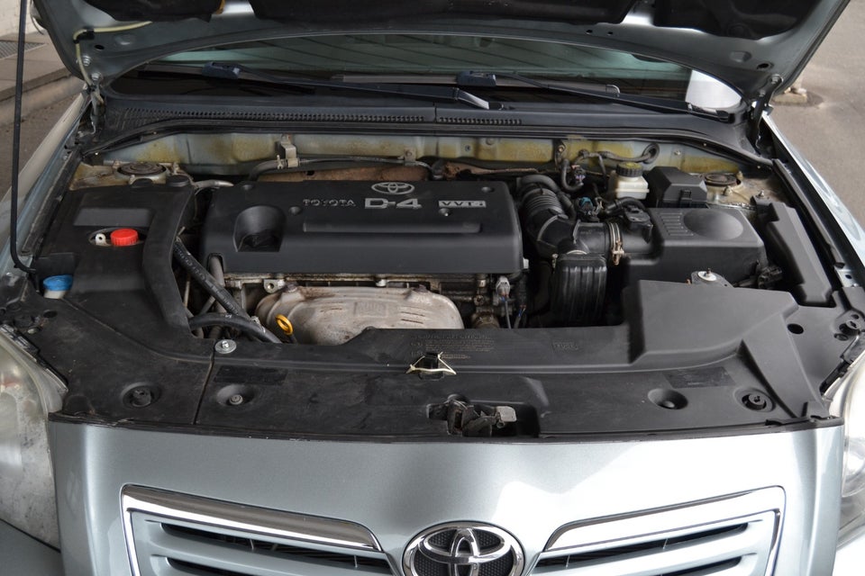 Toyota Avensis 2,0 VVT-i Executive stc. 5d