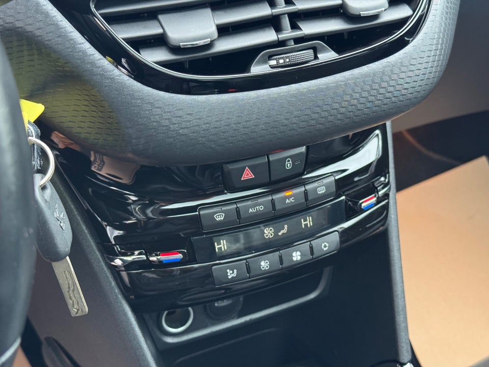 Peugeot 2008 1,5 BlueHDi 100 Allure Sky 5d