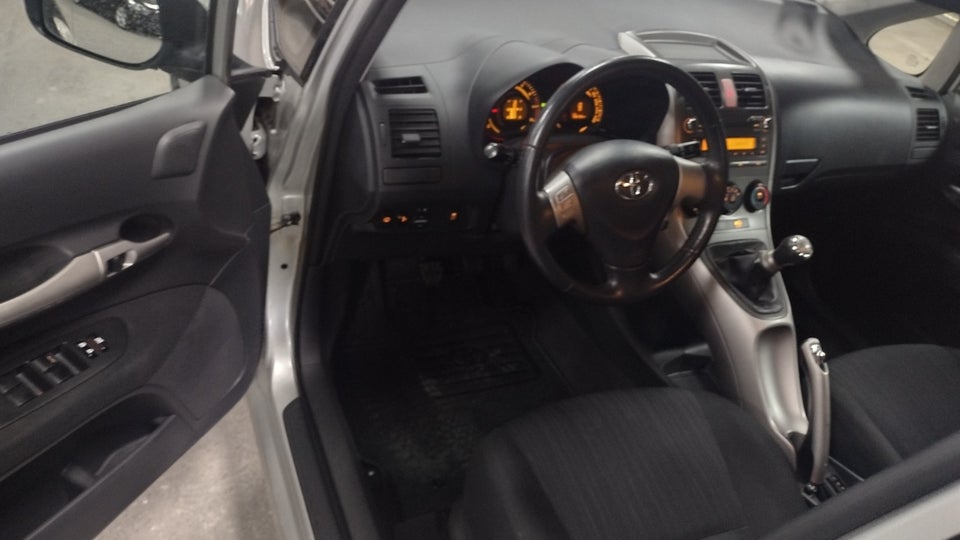 Toyota Auris 1,6 Sol 5d